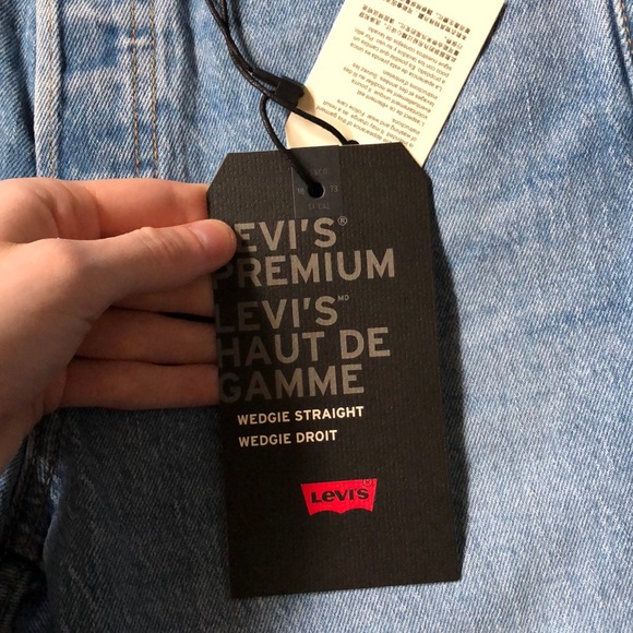 Aritzia Levi’s Wedgie Jeans - Picture 2 of 8